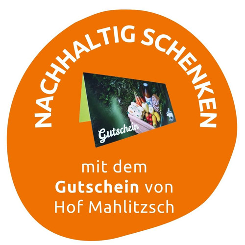 Das Bild zeigt einen Gutschein des Hof Mahlitzsch auf einem orangefarbenen Hintergrund mit der Aufschrift "Nachhaltig Schenken". Der Gutschein symbolisiert nachhaltiges Verschenken von Produkten, möglicherweise aus dem landwirtschaftlichen Bereich.